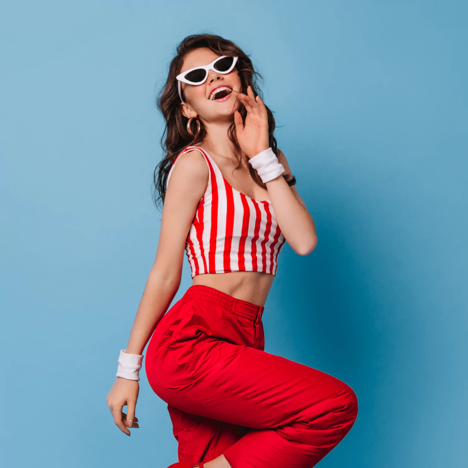 img-12-slender-lady-80-s-white-bracelets-sunglasses-coquettishly-raised-her-leg-1-65c9ebf19214a
